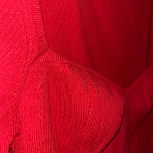 Ribbad topp  - Röd ribbad topp från Gina Tricot med lång ärm och urringning. Stretchigt stickat material som sitter tajt och framhäver figuren.