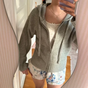 Grå stickad hoodie med dragkedja från zara -  grå stickad huvtröja/ zip up hoodie från Zara med dragkedja framtill och huva. Jackan har ribbade muddar och midja samt snörning i huvan. Skicket är okej då den är använd!💕💕