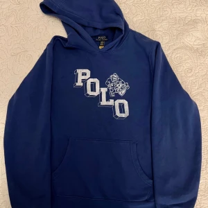 Marinblå hoodie från Polo Ralph Lauren! - Fett hoodie från Ralph Lauren i storlek XL barn (18-20) passar dig som är ungefär 170. Passa på nu när de fri frakt!😩
