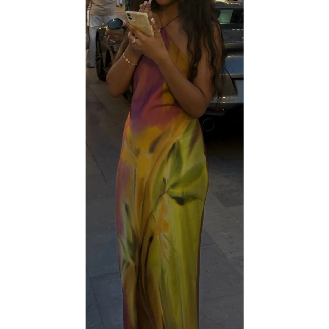 Färgstark långklänning med blommigt motiv - 2