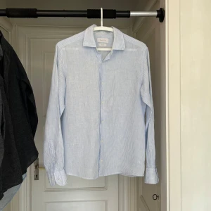 Massimo Dutti linneskjorta  - Massimo Dutti linneskjorta i storlek S för 250kr | Skick: 7/10, kolla bild 2 & 3, annars bra skick | Kan mötas upp | skriv om minsta funderingar |