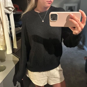 Svart stickad tröja från Zara - Mysig svart stickad tröja från Zara i storlek M. Tröjan har en enkel rund halsringning och långa ärmar med en lite loose passform.🎀