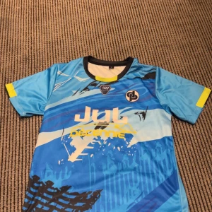 JUL TOTO TRÖJA - Hej, säljer min tröja från artisten jul från Frankrike med namnet toto där bak.