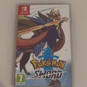 Pokémon Sword - Ge dig ut på ett episkt Pokémon-äventyr i Galar-regionen! Fånga, träna och strid med nya och klassiska Pokémon. Perfekt för dig som älskar spänning, strategi och att tävla mot vänner. Passar både nybörjare och erfarna tränare.