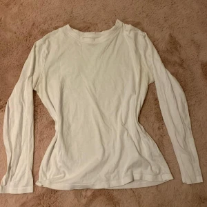 Vit longsleeve  - En fin vit longsleeve i hyfsat tunt material. Den är använd ett par gånger men det är inget som syns. Storleken är 152 men sitter typ som en XS i storlek fast XSS i ärmarna. Den ser ut som att den är vit/ljusgul. Men den är väldigt vit, bara lite dåligt ljus på bilden :)