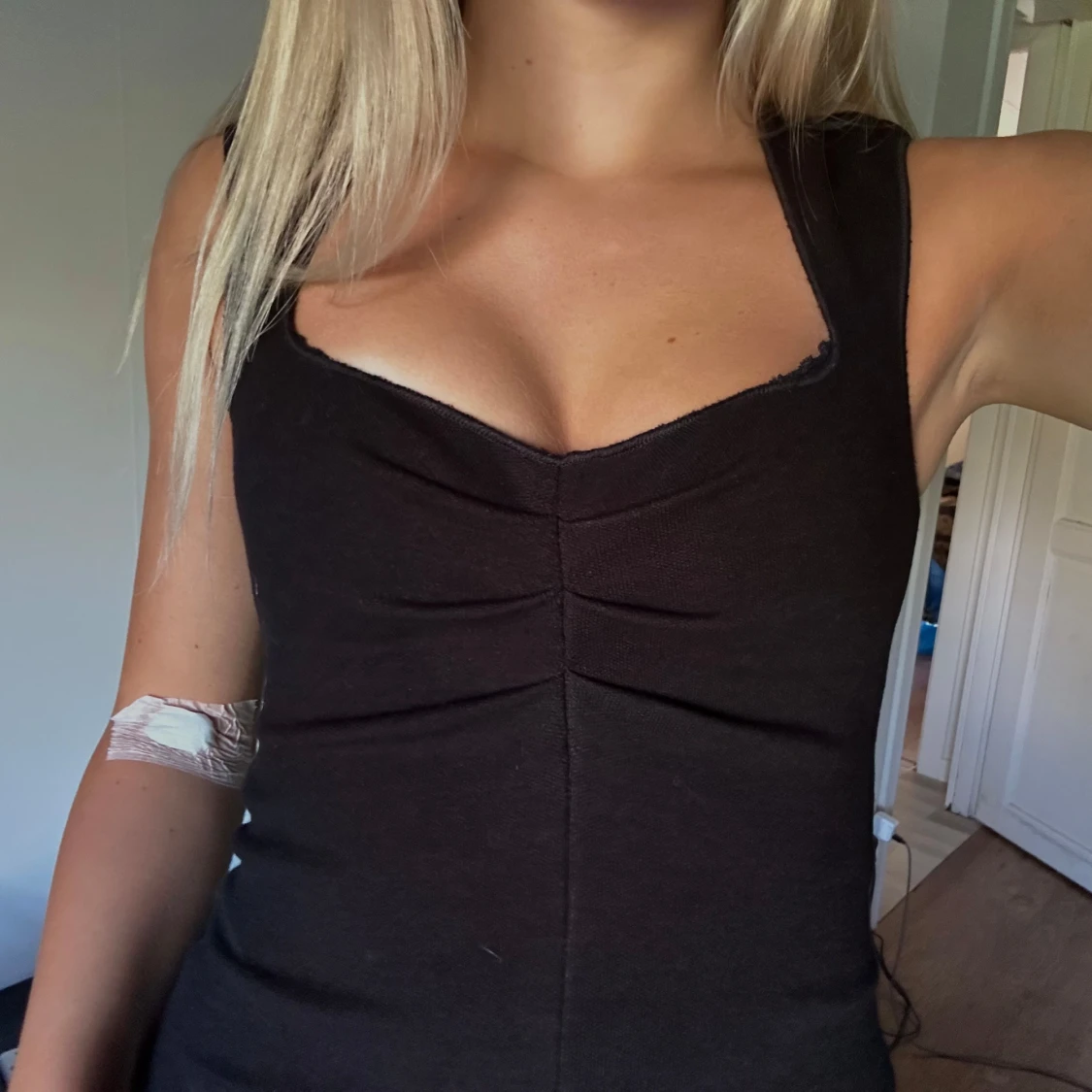 Svart ribbad linnetopp med rynk