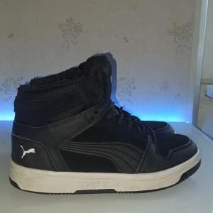 Puma Skor - 7/10 skick, storlek 36. Köpt för ca 600kr, säljs för endast 199kr.