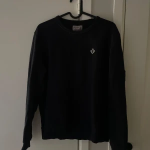 Marinblå Morris sweatshirt  - Marinblå Morris sweatshirt i storlek small, bra skick. Syns att den är använd men annars är det inga skador, märken eller defekter på tröjan. Billigast på marknaden! Endast 199kr! Frågor eller funderingar? Bara att höra av sig!