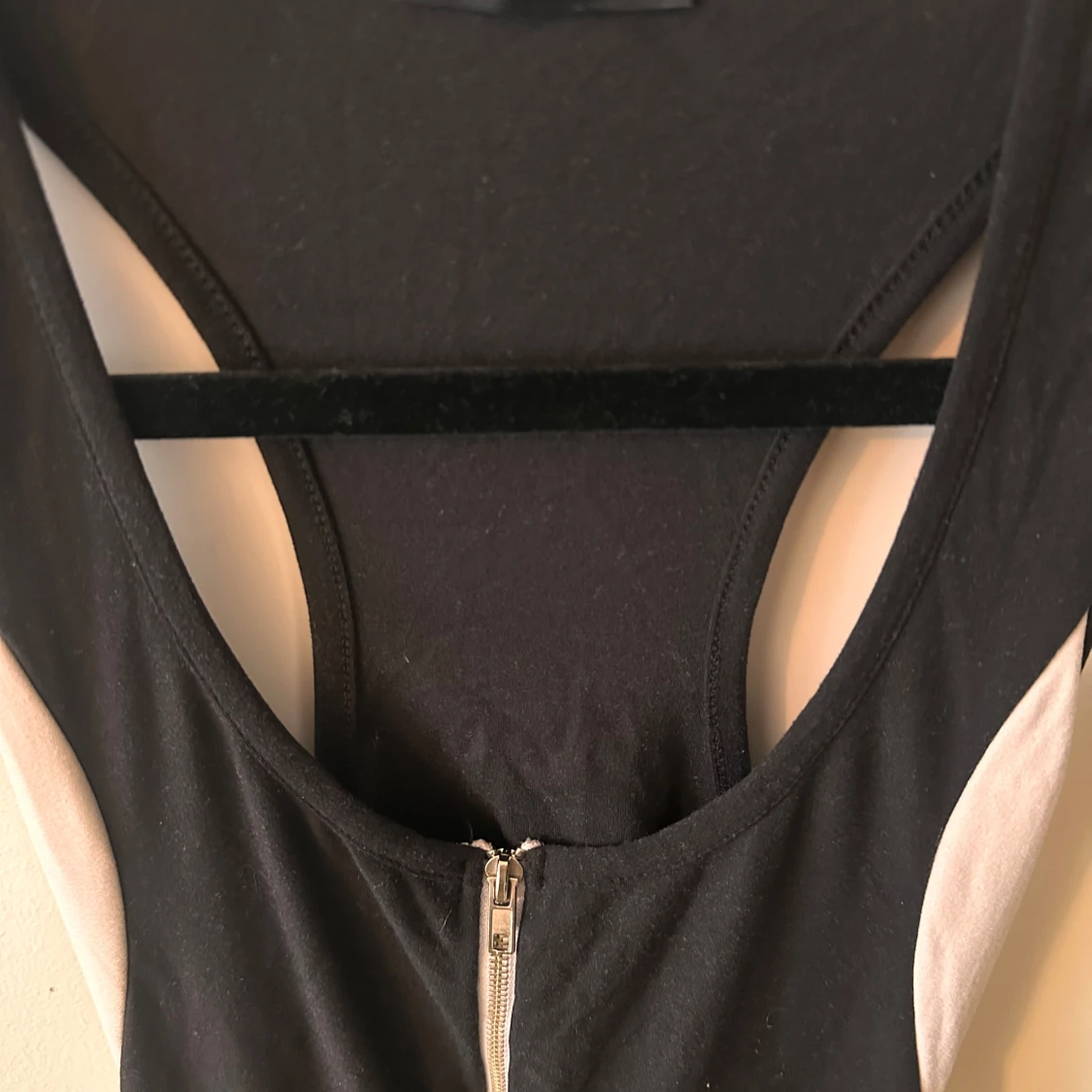 Svart sportig jumpsuit med dragkedja - 4