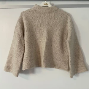 Beige stickad tröja  - Säljer denna snygga stickade tröja i stolek S.