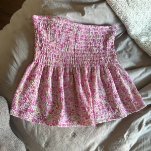 Bandeau topp peplum - Blommig topp från gina passar S/m