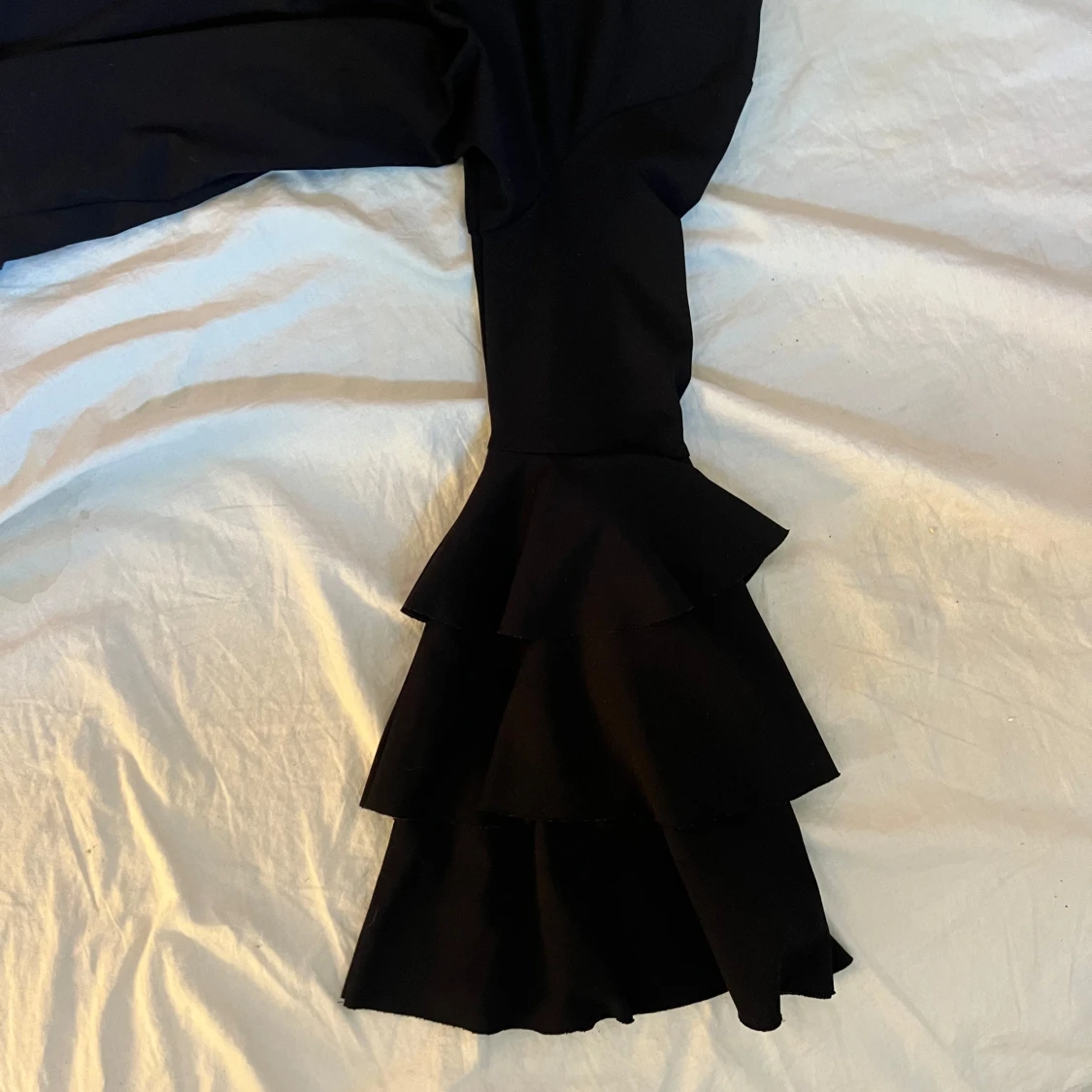 Svart topp med volangärmar - 1