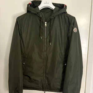 Moncler Grimpeurs Khaki - Moncler Grimpeurs Windbreaker, storlek 3 passar M. Väldigt fint skick