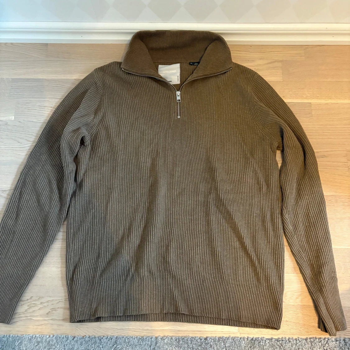 Brun ribbad half zip från Jack & Jones