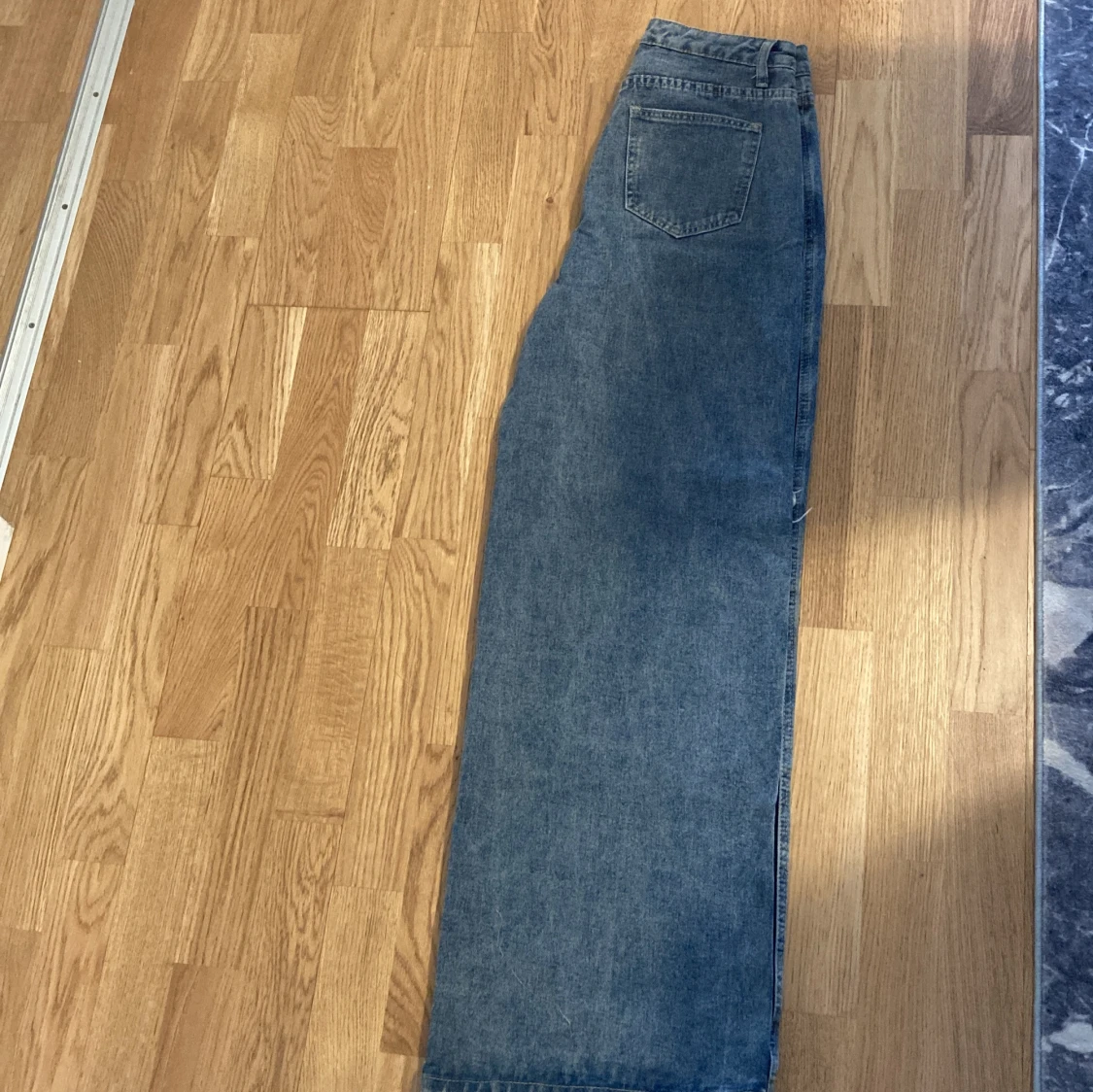 Wide jeans med patchwork i blå och svart - 2
