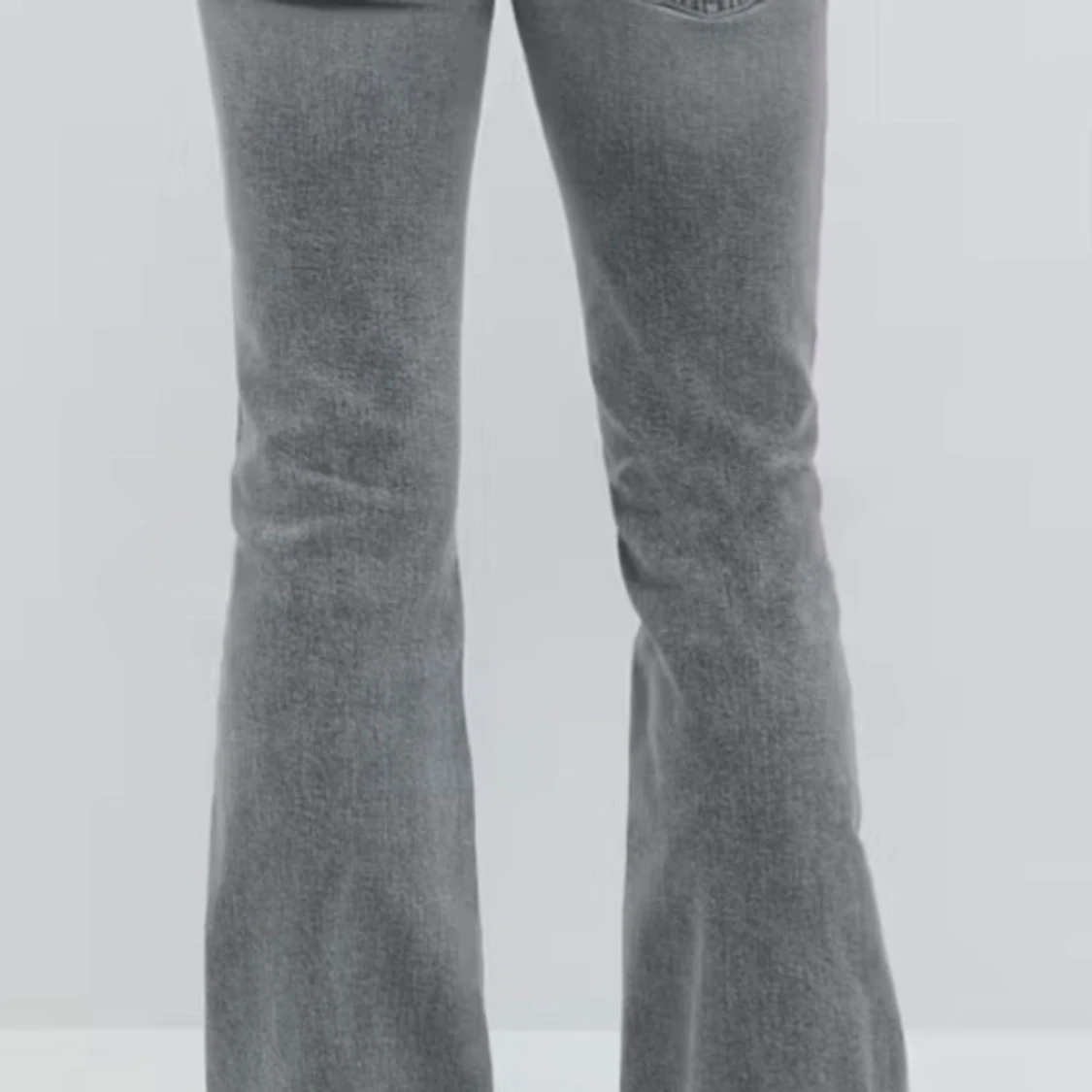 Grå bootcut jeans med tvättad look - 1