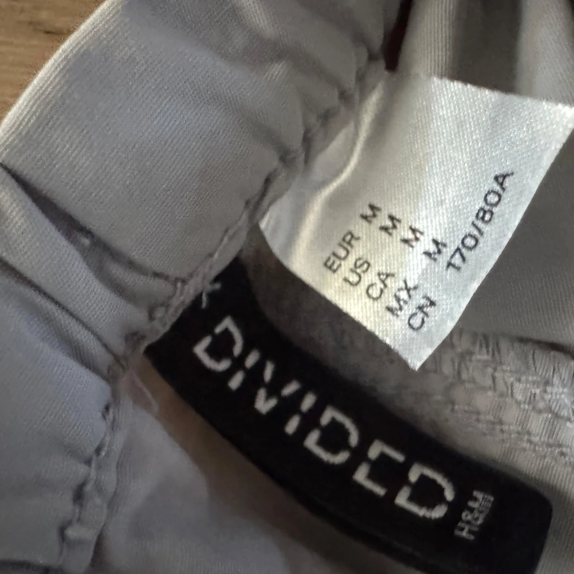 Grå parachute byxor  från H&M Divided - 1