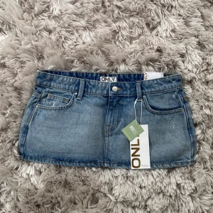 Lowwaist jeanskjol - En helt ny oanvänd lågmidjad jeanskjol från only! Storlek M💓💓Kan tyvärr ej skicka bilder med den på då den ej passar mig.