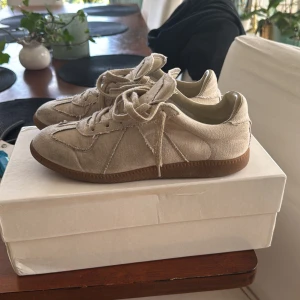 Maison Margiela gats - Maison margiela gats i en sällsynt modell, lite smutsiga men annars fint skick! Size 42.
