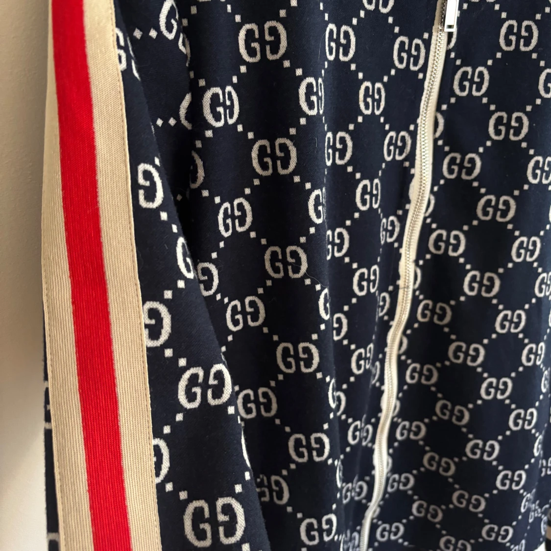 Gucci tröja/byxa med GG-mönster. 1000kr bara för tröjan/byxan.  - 1