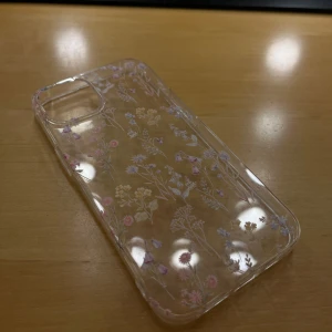 iPhone 13 skal - Två iPhone 13 skal, använder inte dessa längre. Den första är från shein då den inte är använd och den andra är från holdit då det även syns att den är använd Styckpris