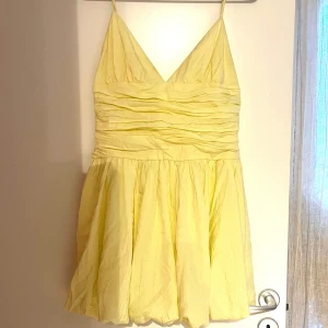 Söt klänning💛 - Super fin gul klänning som använts 1 gång därav superfint skick💛skriv privat för fler bilder! Nypris 529kr💛