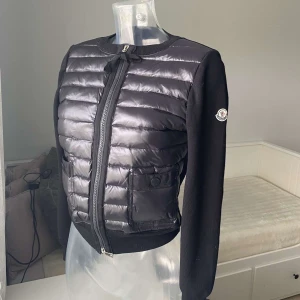 Moncler Cardigan Dam - Säljer denna fina moncler cardigan då den ej kommer till användning längre. 