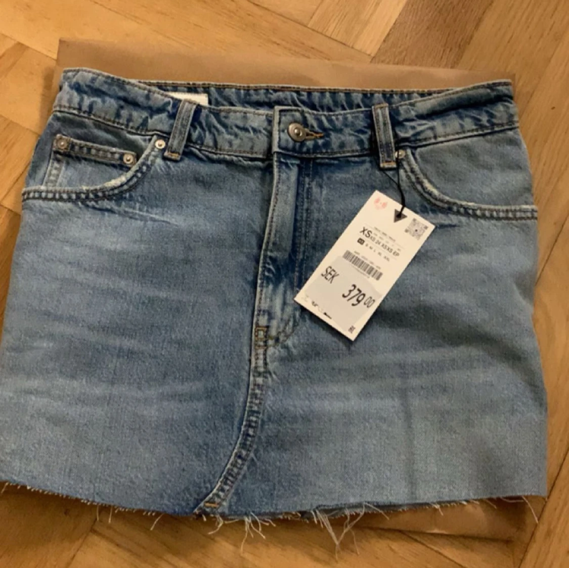 Ljusblå jeanskjol med rå kant - 1