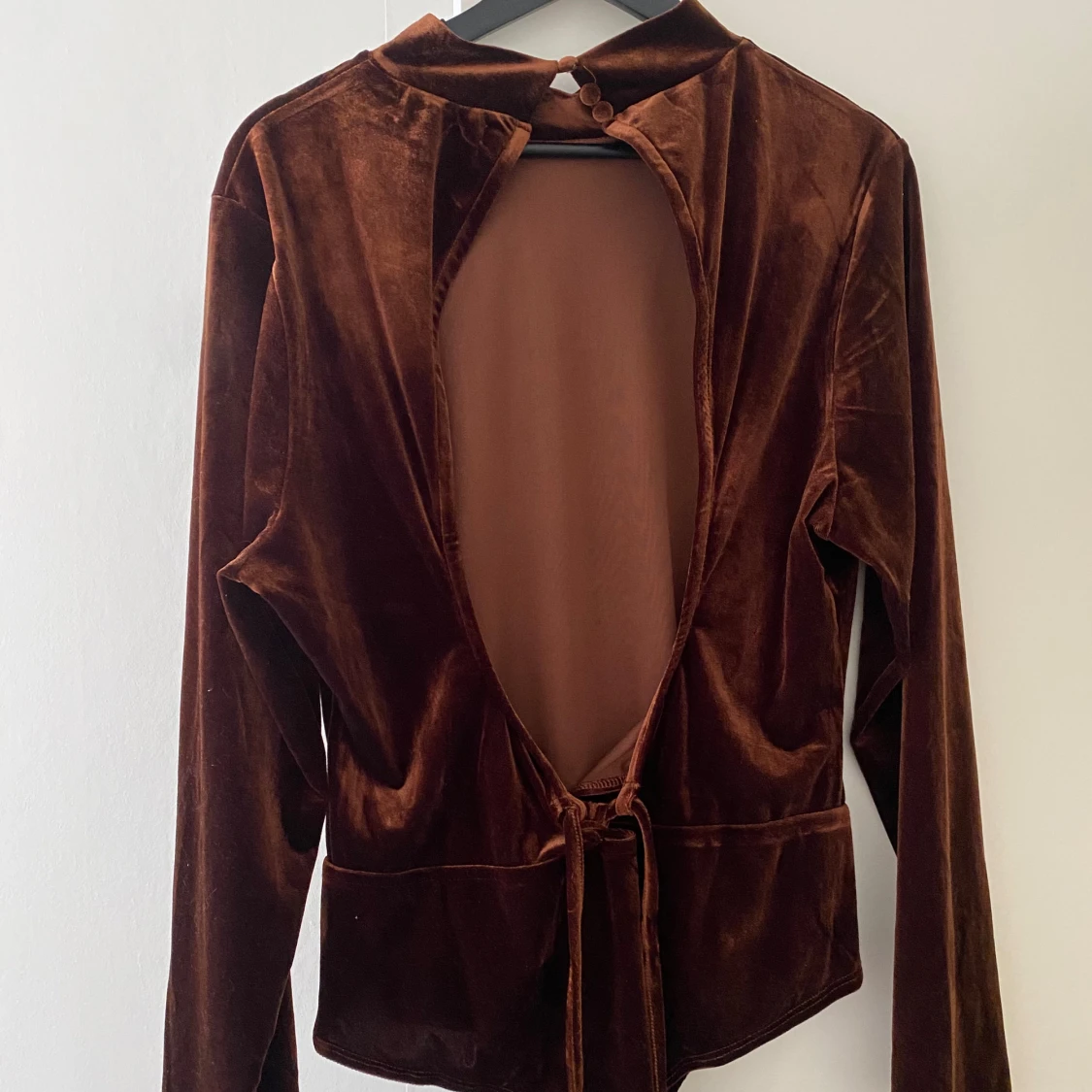 Brun sammetsbody med öppen rygg - 3