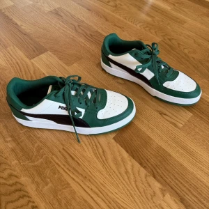 Puma Cavern 2.0 sneakers - Snygga sneakers från Puma i grönt och vitt med svarta detaljer. Skorna har klassisk låg profil, snörning och rund tå. Använda en eller två gånger.  