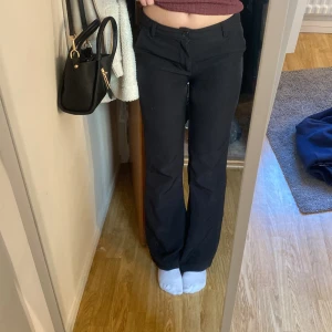 Svarta bootcut kostymbyxor - Snygga svarta kostymbyxor med bootcut-modell . Från Lindex barnavdelning, men passar mig perfekt som har xs/s 😝💗