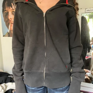 Svart hoodiejacka med dragkedja - Mysig svart hoodie i bra skick.