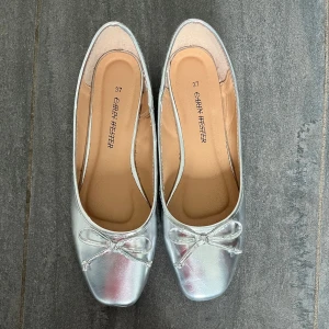 Ballerina skor - Fina unika ballerina skor i färgen silver🩶☺️ Kan såklart diskutera pris💓