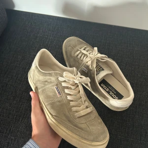 Golden Goose SOUL STAR 1 - Rikigt feta golden goose nästan sprillans nya, använda cirka 5 ggr. Mockan är tyvär lite skadat av regn men det går enkelt att fixa.                            NY PRIS:4750 kvitto finns, hänvisa till sista bild