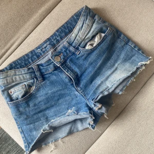 Blå jeansshorts  - Snygga jeansshorts. Står att de är storlek 164 men jag skulle säga att de sitter exakt som en xs även om du är längre vilket jag är. 