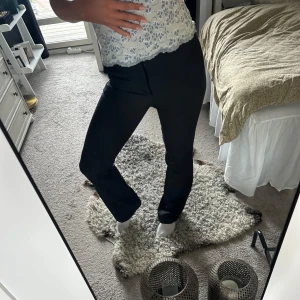 Svarta kostymbyxor  - Snygga svarta kostymbyxor från BikBok i klassisk rak modell. Byxorna har normal midja, hällor för bälte, diskreta bakfickor och stängs med dragkedja och hake. Perfekta till en stilren look och passar till allt.