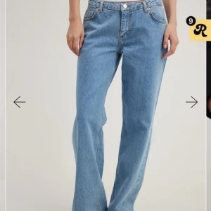 Blåa wide jeans med låg midja  - Low waist wide leg jeans från nakd i strl 32🙌🏽superfina o de är dom populära kan dock inte hitta bild från hemsidan på dom men nypris ligger runt 600 om jag inte minns fel 