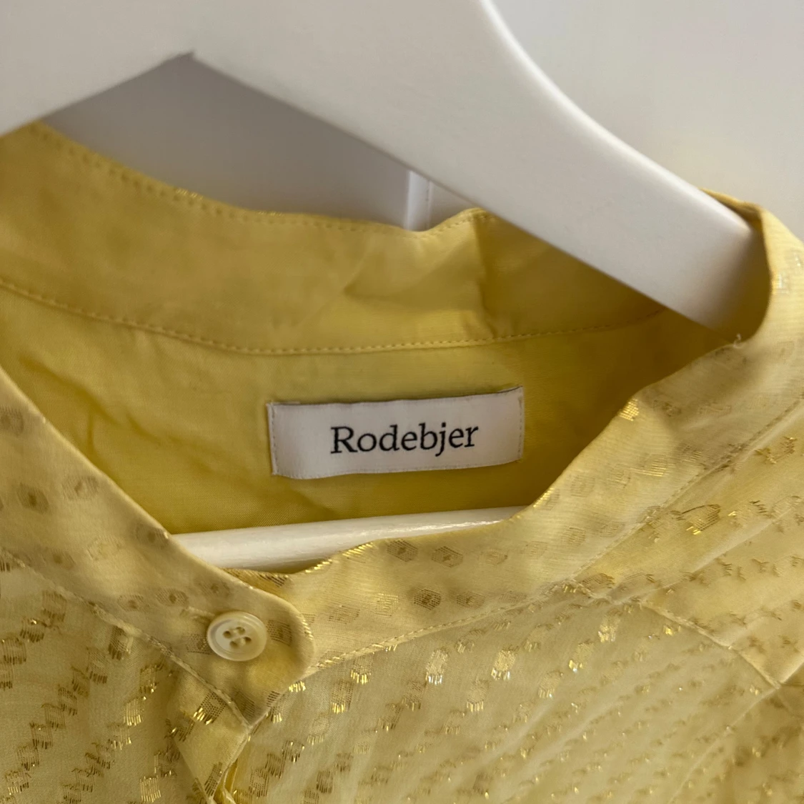 Gul blus med glittriga detaljer från rodebjer - 1