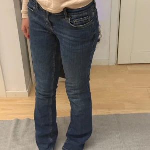 Blå bootcut jeans med låg midja - Säljer ett par klassiska blå jeans med bootcut-snitt och normal midja. Pris kan diskuteras 😊
