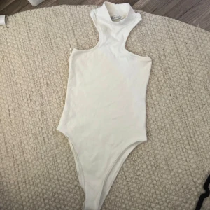 Vit Body Zara - En supersnygg vit body från Zara med polokrage. Storlek S. Perfekt till sommaren med shorts eller kjol. Superfint skick. Säljer för 100 kr! 