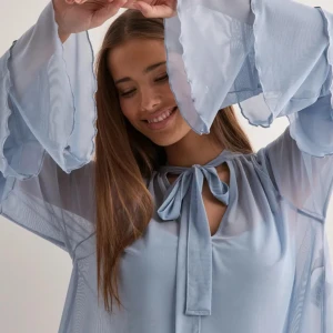 HELT NY blus från Nelly 💞 - Säljer blusen pga att den var lite stor, men annars var den super fin💞 den kostade 399kr ny💞