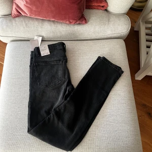 Svarta slim fit jeans från mango  - Svarta slim fit jeans från mango med klassisk femficksdesign. Jeansen är slim fit och är tillverkade i stretchig bomullsdenim för extra komfort. Perfekta för dig som gillar en stilren och enkel look.