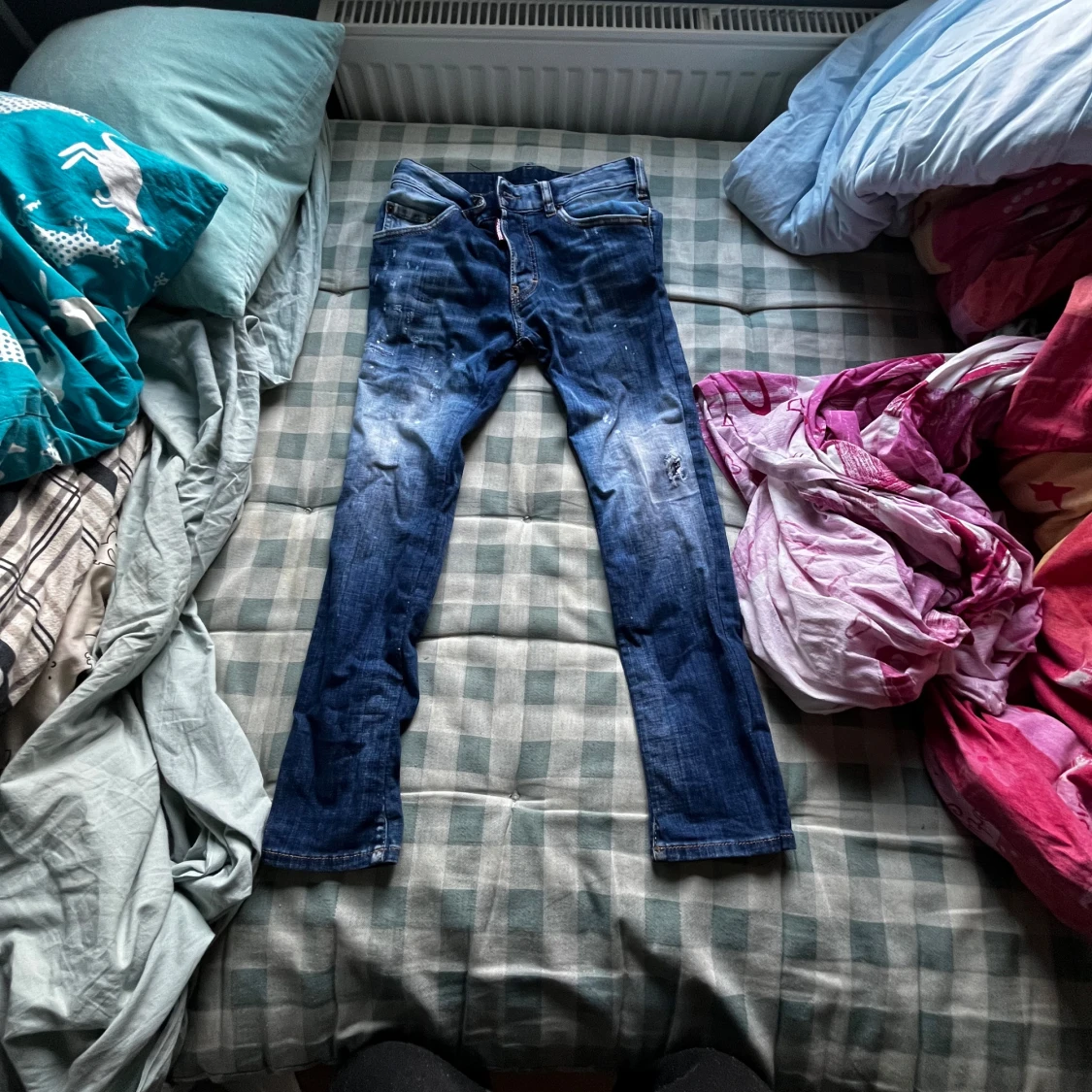 Hej jag säljer ett par blå dsquared, jag säljer dom för att dom inte passar mig längre.