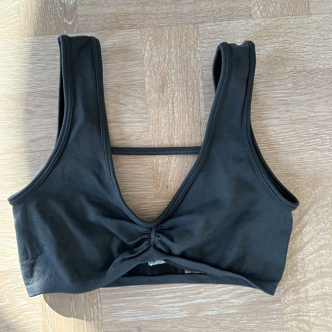 Svart croppad linnetopp med knyt