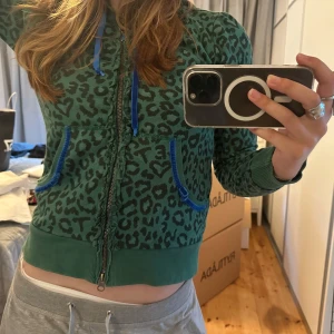 Leopardmönstrad hoodie - Cool grön hoodie med leopardmönster från No Feet.