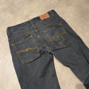 Nudie Jeans - Tjena! Säljer dessa sjukt snygga Nudie jeansen för ett grymt pris. Modellen heter Slim Jim och är Slimfit passform. Storlek : 30/33|| vid frågor / funderingar klicka ”kontakta” , allt gott! 