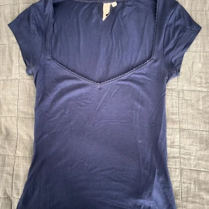 Mörkblå topp från Nelly - Jättesöt topp från Nelly i storlek S, otroligt skönt material och inte jätteanvänd💗💗
