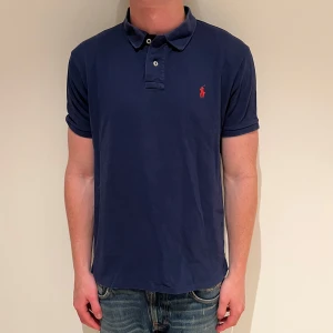 Ralph lauren pike - Ralph lauren pike | Skick: 9/10 | L (passar M) | Fraktar via postnord eller instabox på köparens bekostnad | Hör av dig vid minsta fråga eller fundering! 