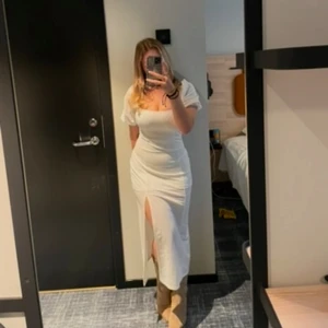 Vit långklänning med puffärmar - Superfin vit långklänning med puffiga kortärmar och fyrkantig urringning. Klänningen har en flowy passform. Perfekt för sommarens alla tillfällen! Endast använd en gång. Från Gina Tricot 