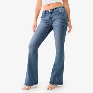 True Religion bootcut jeans blå - Snygga blå jeans från True Religion i Joey modellen (low waist). Jeansen är köpta i mars från pondus och är andvända men är väl omhändertagande så inga defekter.  Säljer därav jag får ingen andvändning av dem längre. Pris kan diskuteras. 